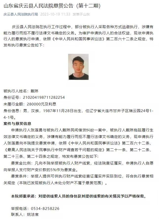 而终极海报中，主演三人五个角色身处在一个三角位置之中，分别望向不同的方向，背景中交错的线条，似乎暗示着时空交错中，他们即将迎来全新故事